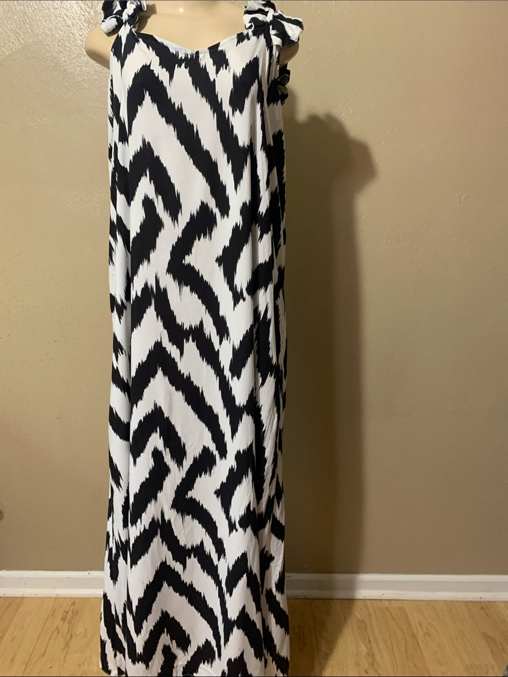 Vince Camuto size XL Black White Ruffle-Shoulder Maxi Dress